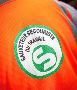 Un sauveteur secouriste du travail de dos ayant renouvelé son recyclage sauveteur secouriste du travail
